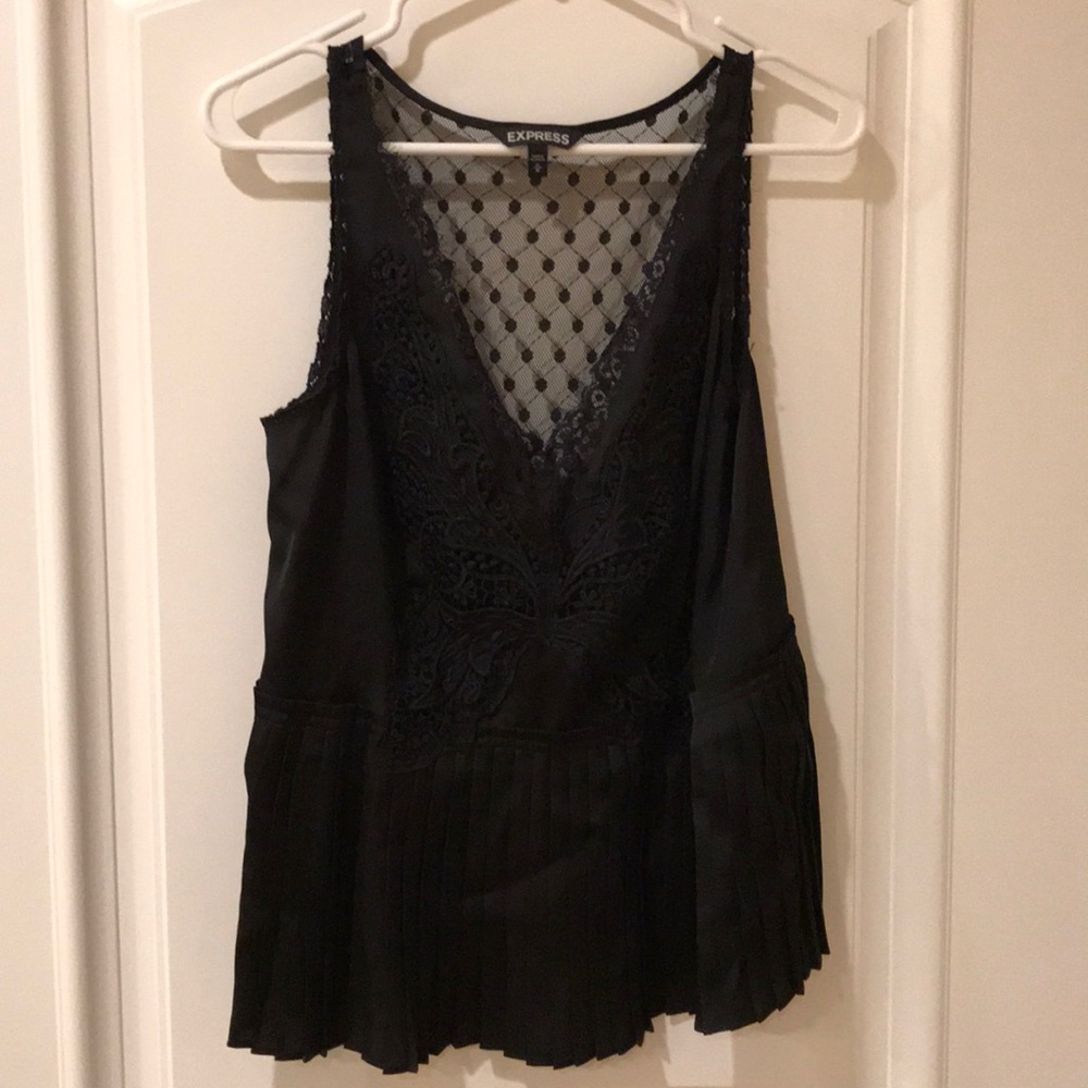 Express beautiful lace top size M